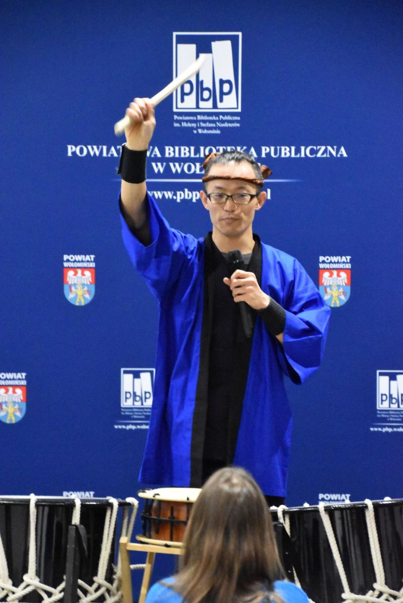DNI KULTURY JAPOŃSKIEJ- PIĘKNO TRADYCJI - koncert na bębnach Amaterasu i fletach RYOTARO SAKAMOTO dyrektor Warszawskiej Szkoły Języka Japońskiego oraz prelekcja o języku japońskim i pamiątkowy zapis kaligrafią japońską swojego imienia.