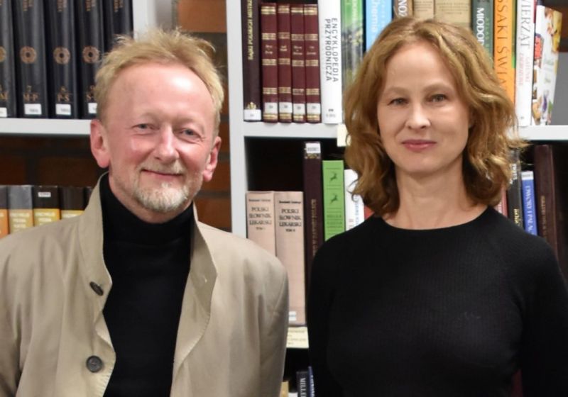 Wydarzenie, które nie jednego słuchającego chwyciło za serce. Spektakl KOŁATKA zaczął się od gry na skrzypcach. Paulina Kinaszewska wprowadziła publiczność w tradycyjną muzykę ludową. Andrzej Mastalerz przemawiał wierszami Zbigniewa Herberta, 23.11.2023 r