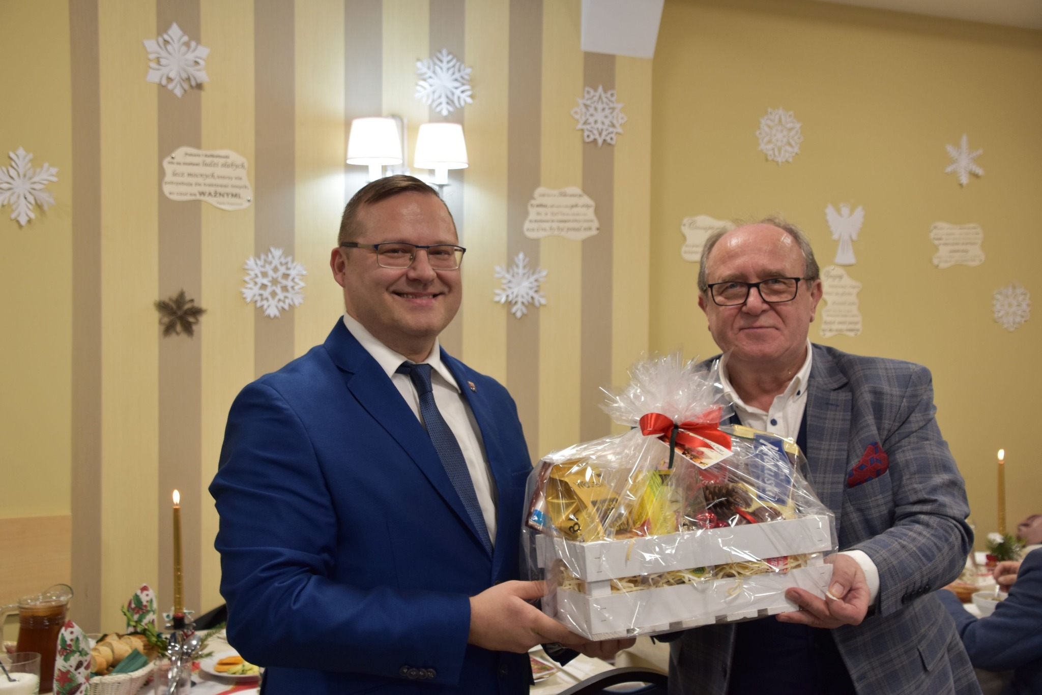 Dyrektor Powiatowej Biblioteki Publicznej reprezentował Starostę Wołomińskiego Adama Lubiaka podczas spotkania wigilijnego, zorganizowanego przez Koło Emerytów i Rencistów nr 2 w Wołominie