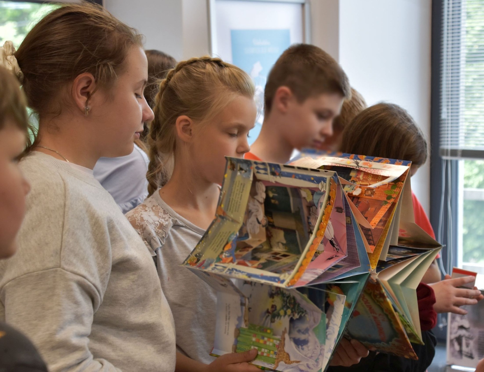 29 czerwca odbyła się lekcja biblioteczna oraz warsztaty dla młodzieży, w której aktywnie uczestniczyli uczniowie klasy 4 wraz z nauczycielami ze Szkoły Podstawowej im. gen. Jana Henryka Dąbrowskiego w Czarnej.