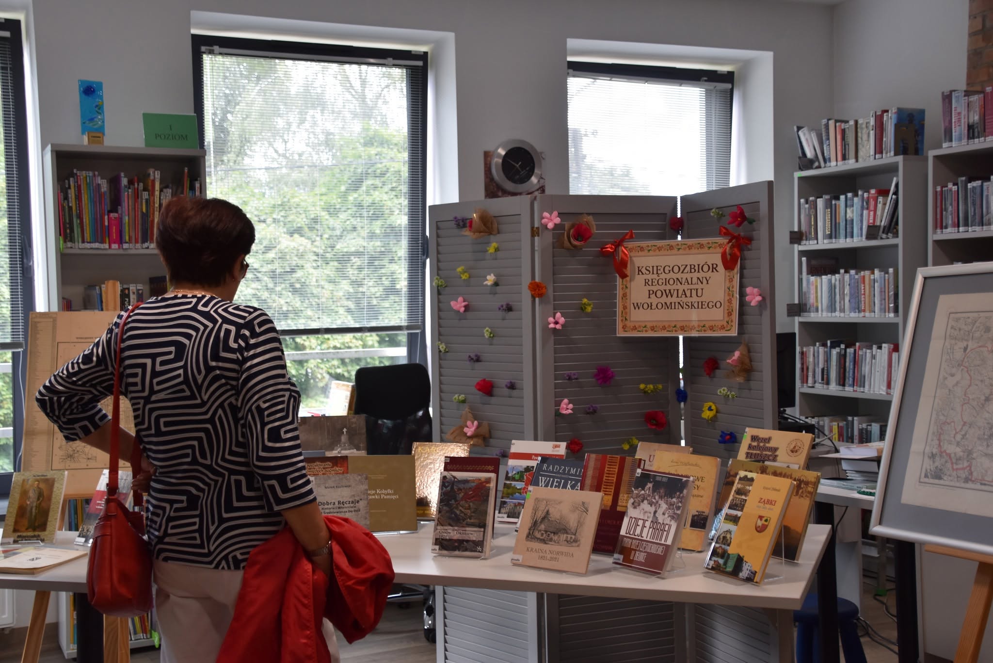 Wydarzeniu II edycja Festiwalu Literacko-Regionalnego Dziedzictwa Kulturowego Ziemi Wołomińskiej „Kultura i Korzenie” towarzyszyła wystawa zbiorów regionalnych zgromadzonych w Powiatowej Bibliotece Publicznej w Wołominie