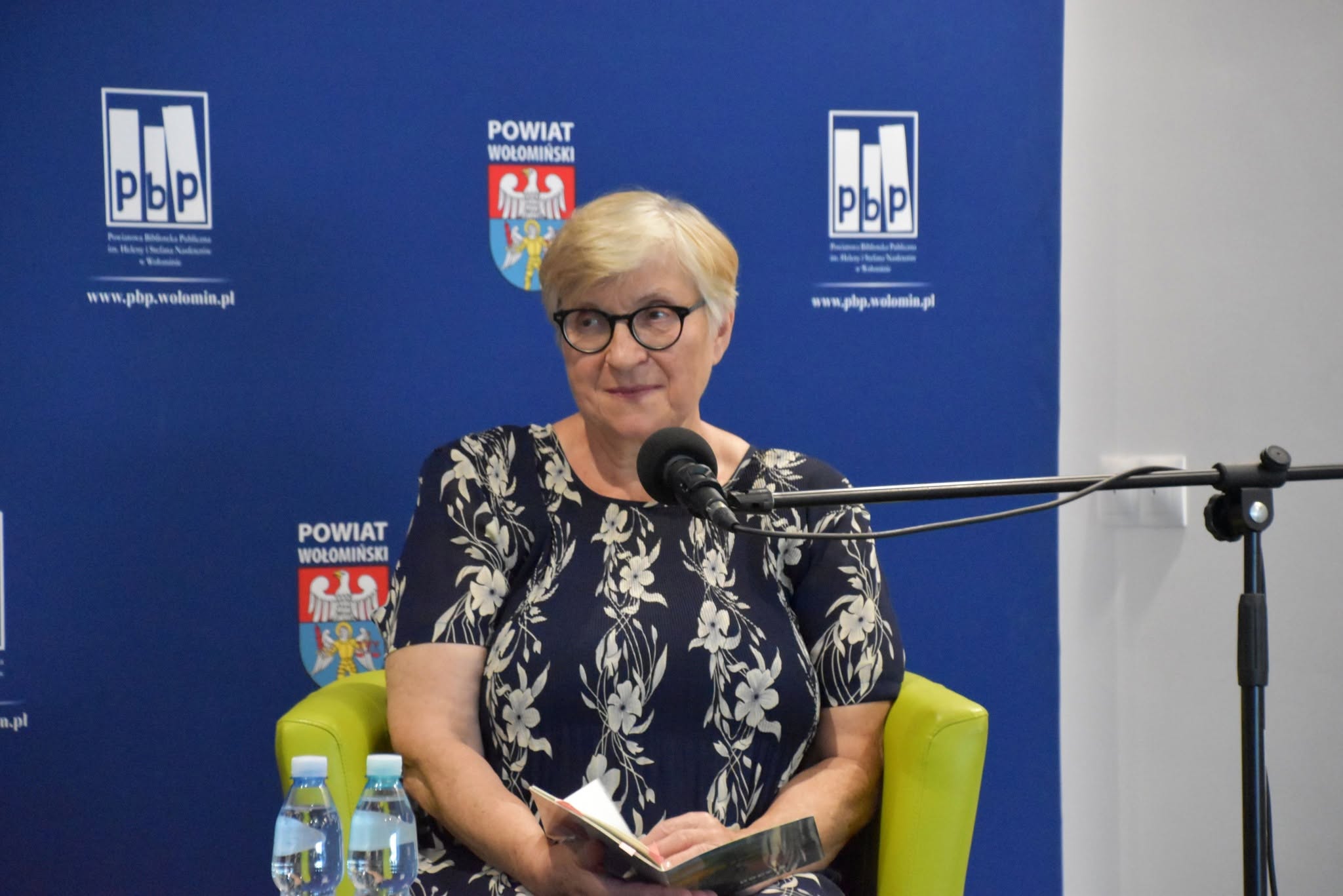 W ramach II edycji Festiwalu Literacko-Regionalnego Dziedzictwa Kulturowego Ziemi Wołomińskiej „Kultura i Korzenie” w Powiatowej Bibliotece Publicznej im. Heleny i Stefana Nasfeterów w Wołominie wystąpiła poetka Elżbieta Jurczuk, 23.07.2026 r.